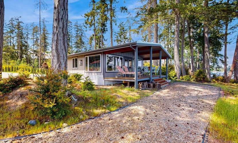 Family-friendly, soundfront getaway with deck, Wifi, W/D and mountain views