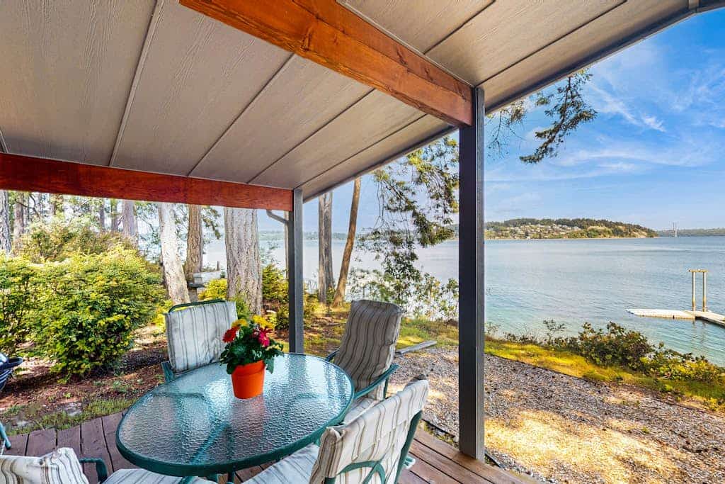 Family-friendly, soundfront getaway with deck, Wifi, W/D and mountain views
