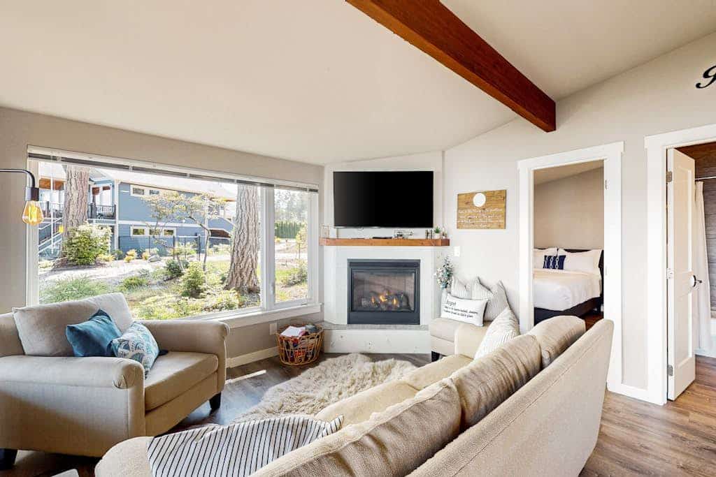 Family-friendly, soundfront getaway with deck, Wifi, W/D and mountain views
