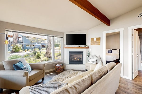Family-friendly, soundfront getaway with deck, Wifi, W/D and mountain views