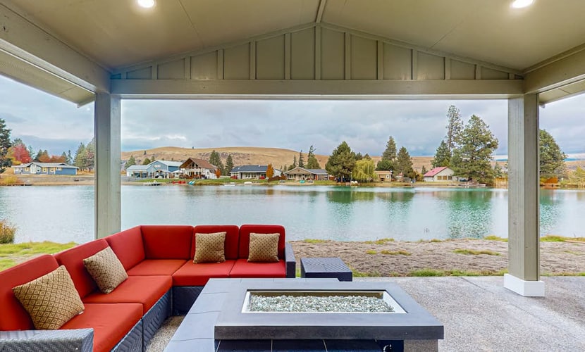 Newly-built lakefront home with fire pit, grill, & lake access