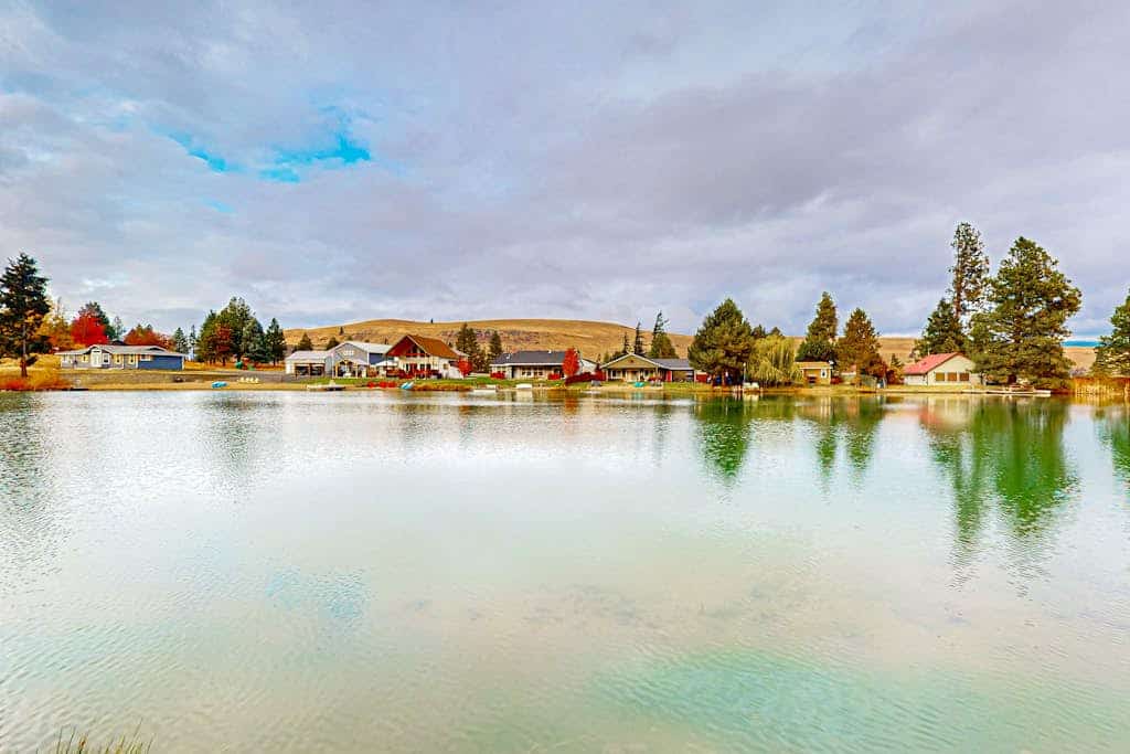 Newly-built lakefront home with fire pit, grill, & lake access