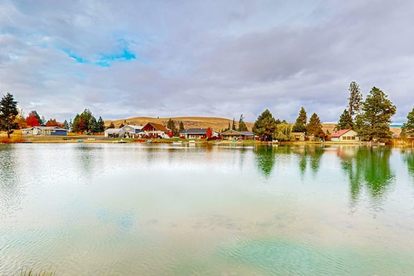 Newly-built lakefront home with fire pit, grill, & lake access