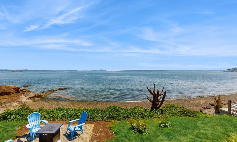 Direct waterfront - welcoming home with private furnished deck and gas fire pit