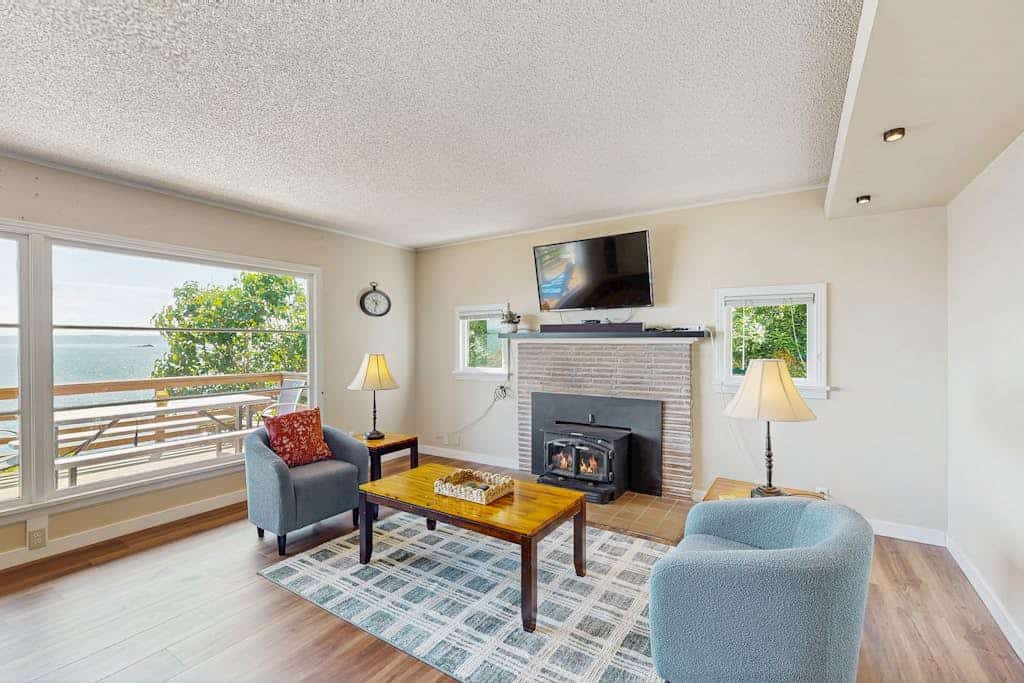 Direct waterfront - welcoming home with private furnished deck and gas fire pit
