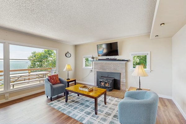 Direct waterfront - welcoming home with private furnished deck and gas fire pit