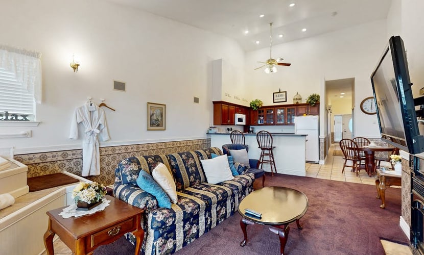 Oceanfront suite w/ deck, beach view, fireplace & jetted tub