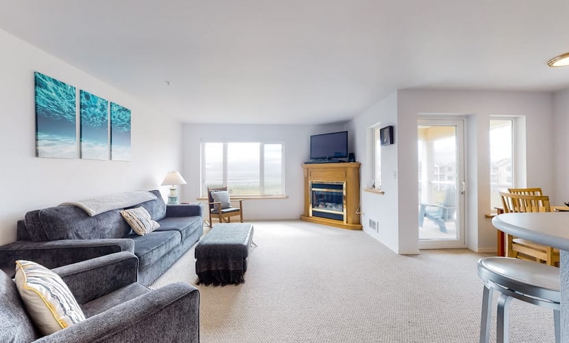 Oceanfront Getaway w/ Free WiFi & a Gas Fireplace plus a Shared Pool & Hot Tub