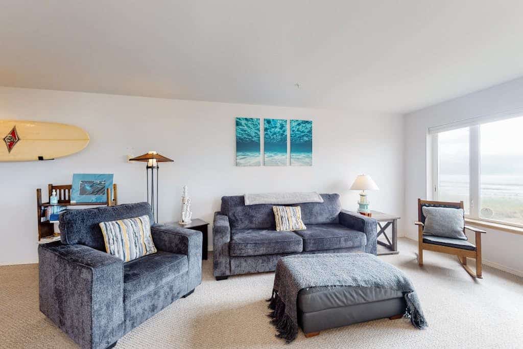 Oceanfront Getaway w/ Free WiFi & a Gas Fireplace plus a Shared Pool & Hot Tub