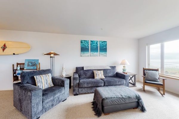 Oceanfront Getaway w/ Free WiFi & a Gas Fireplace plus a Shared Pool & Hot Tub