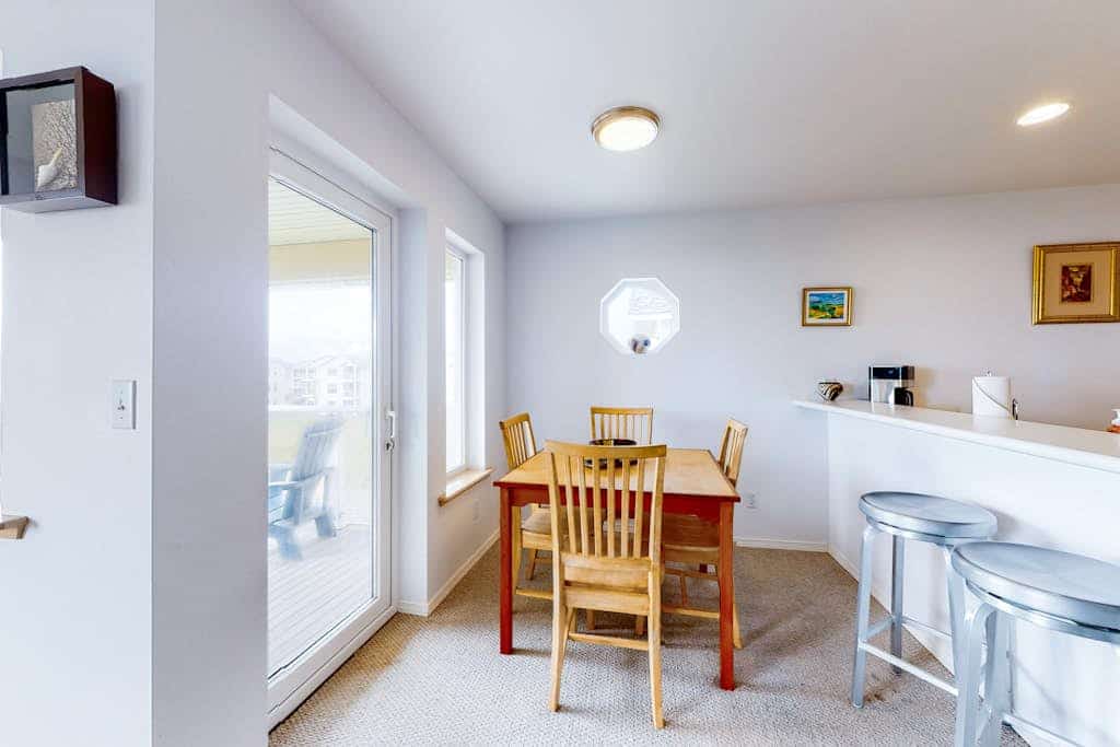 Oceanfront Getaway w/ Free WiFi & a Gas Fireplace plus a Shared Pool & Hot Tub