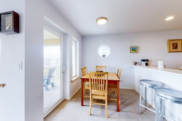 Oceanfront Getaway w/ Free WiFi & a Gas Fireplace plus a Shared Pool & Hot Tub