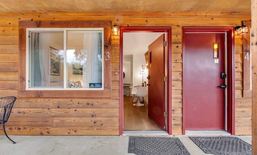 Quilcene ground-floor studio with mountain views & fast WiFi - dog-friendly