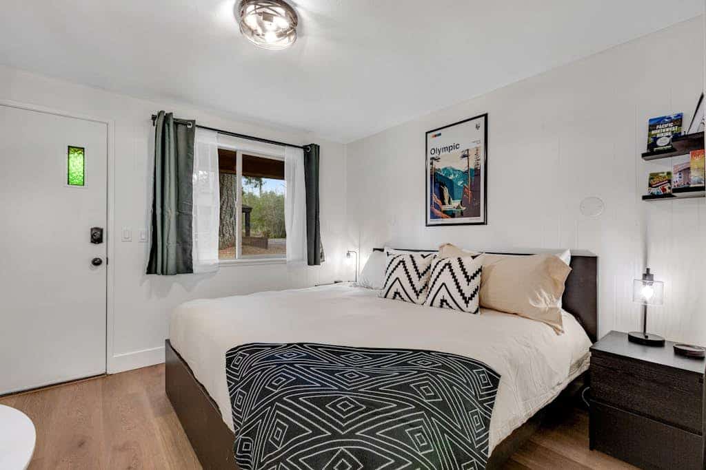 Quilcene ground-floor studio with mountain views & fast WiFi - dog-friendly