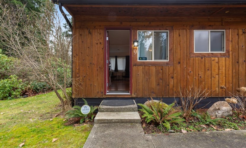 Fantastic dog-friendly building with 4 suites, wooded surrounding & fast WiFi