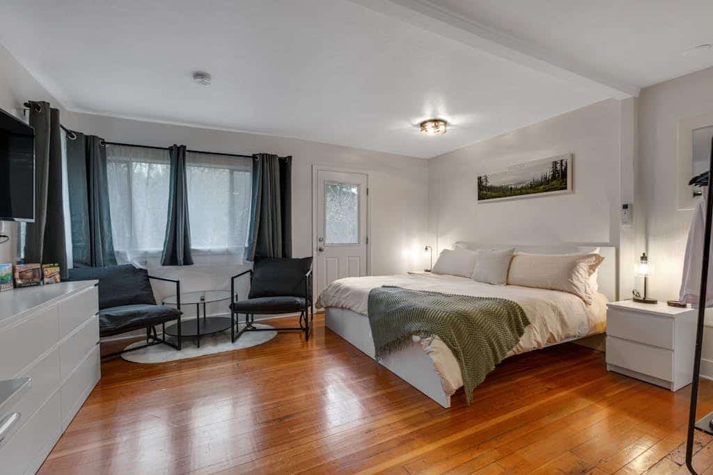 Fantastic dog-friendly building with 4 suites, wooded surrounding & fast WiFi