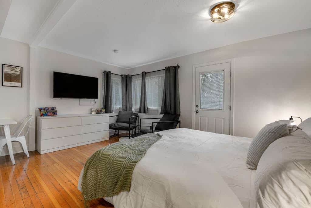 Fantastic dog-friendly building with 4 suites, wooded surrounding & fast WiFi