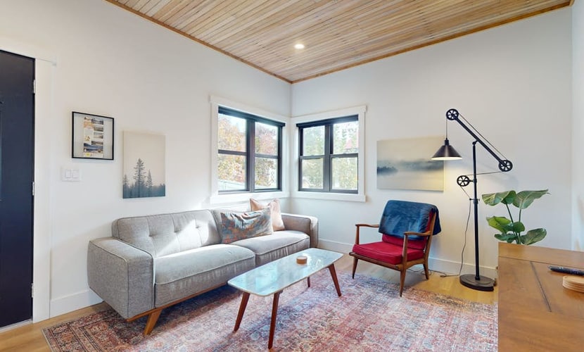 Conveniently located, Cabin w/ foosball, gas grill, kids games, near town!
