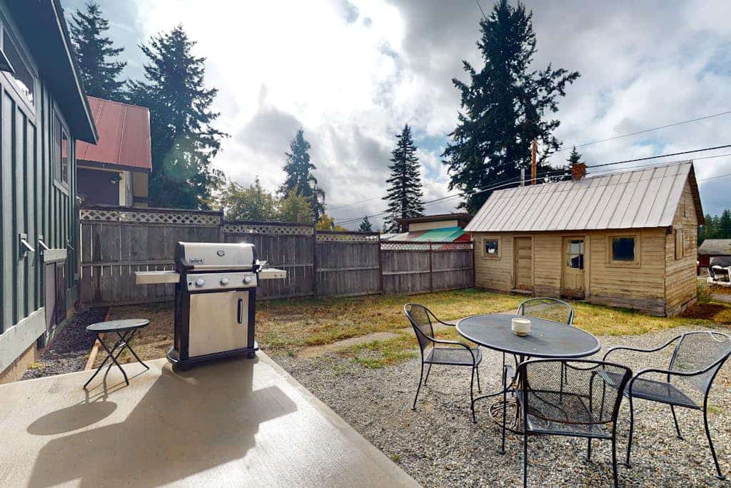 Conveniently located, Cabin w/ foosball, gas grill, kids games, near town!