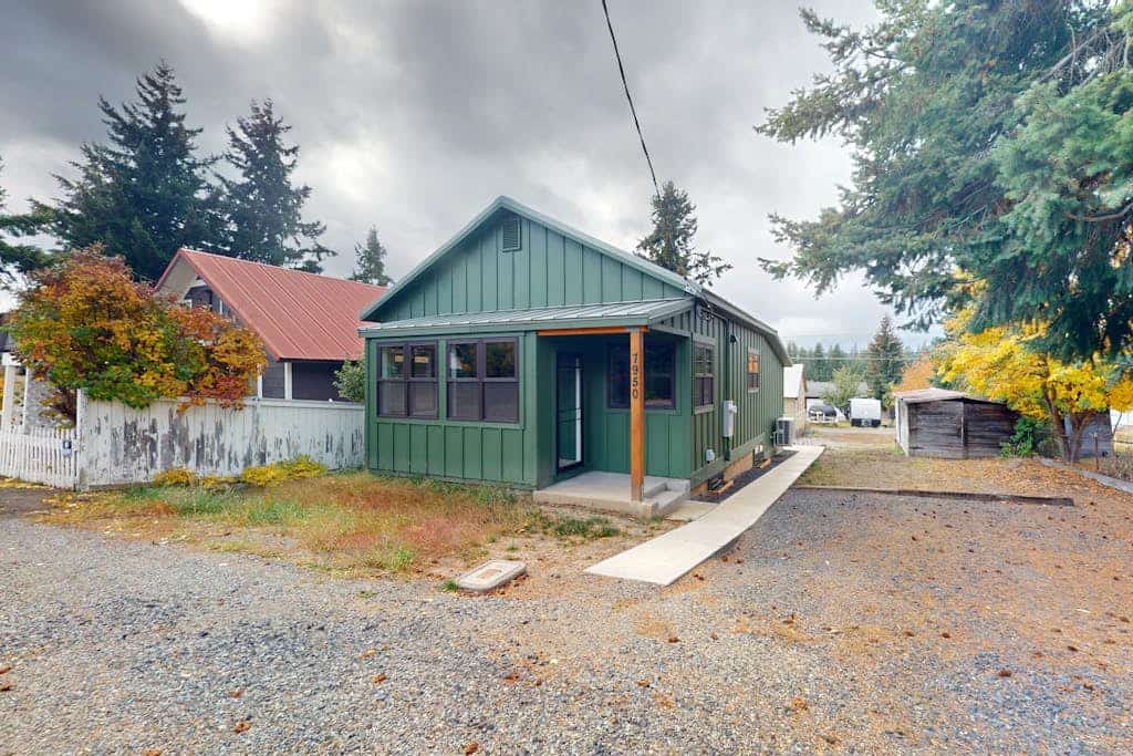 Conveniently located, Cabin w/ foosball, gas grill, kids games, near town!