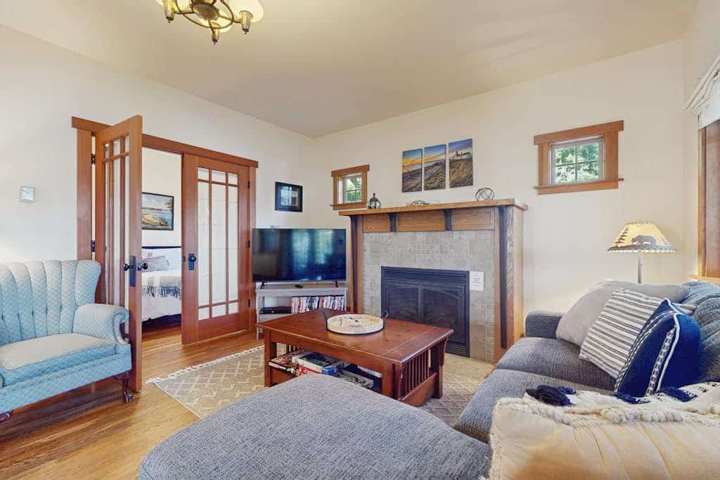 Bayfront Dog-Friendly Cottage with Porch, Gas Grill, WiFi & Beach Access