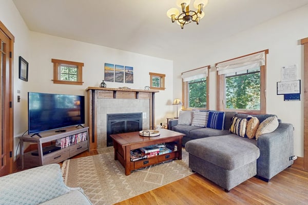 Bayfront Dog-Friendly Cottage with Porch, Gas Grill, WiFi & Beach Access