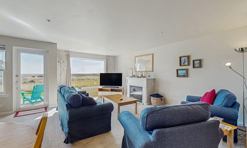 Waterfront condo with ocean views & free WiFi - close to the beach
