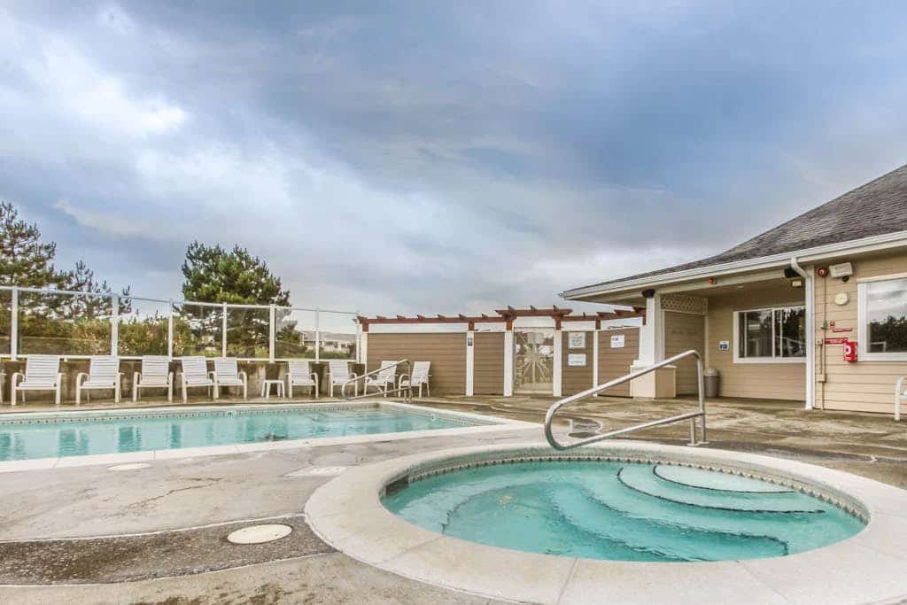 Waterfront condo with ocean views & free WiFi - close to the beach