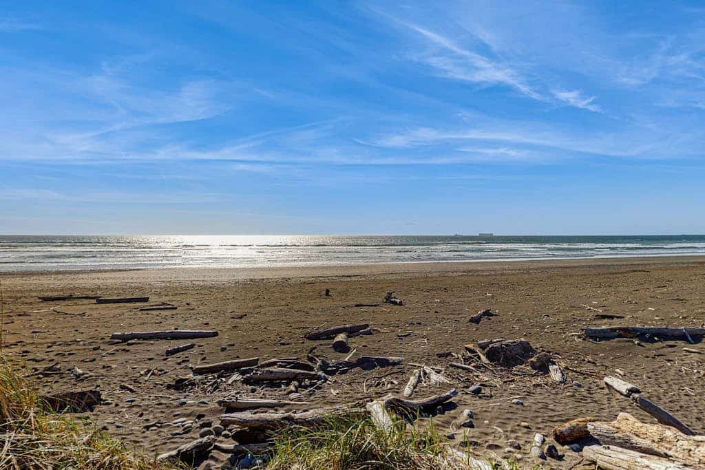 Waterfront condo with ocean views & free WiFi - close to the beach