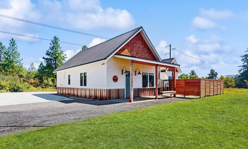 Charming new-build mountain retreat with panoramic views, gas fire table, trails