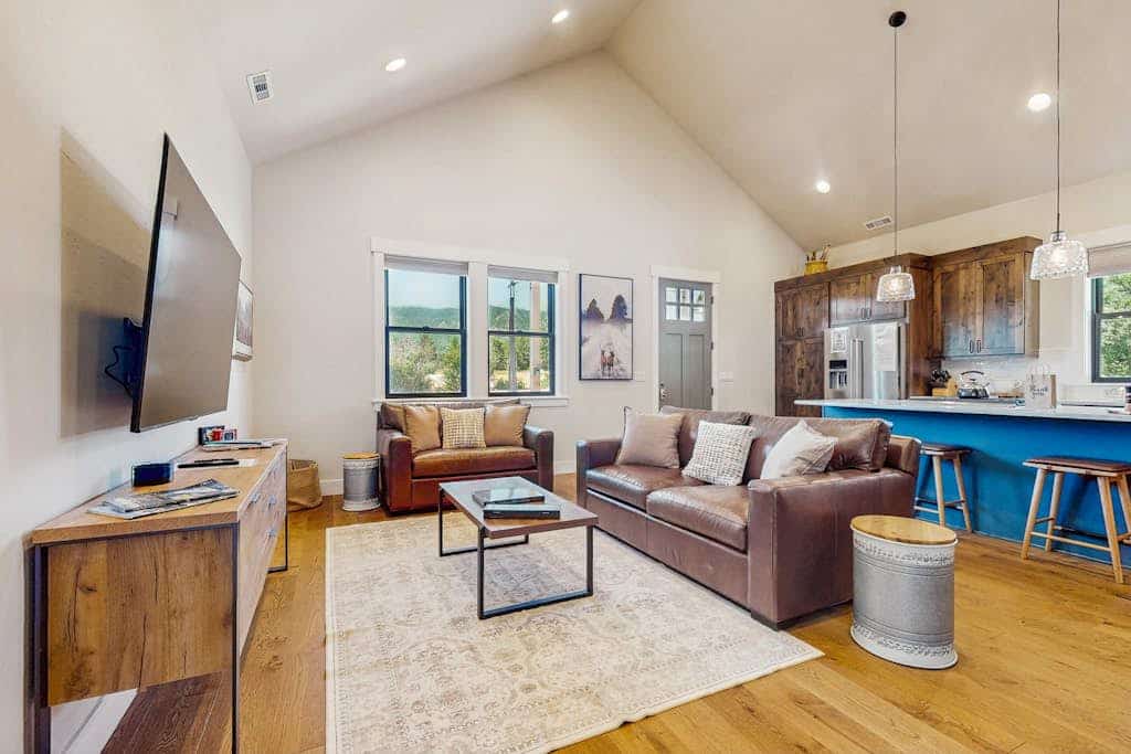 Charming new-build mountain retreat with panoramic views, gas fire table, trails