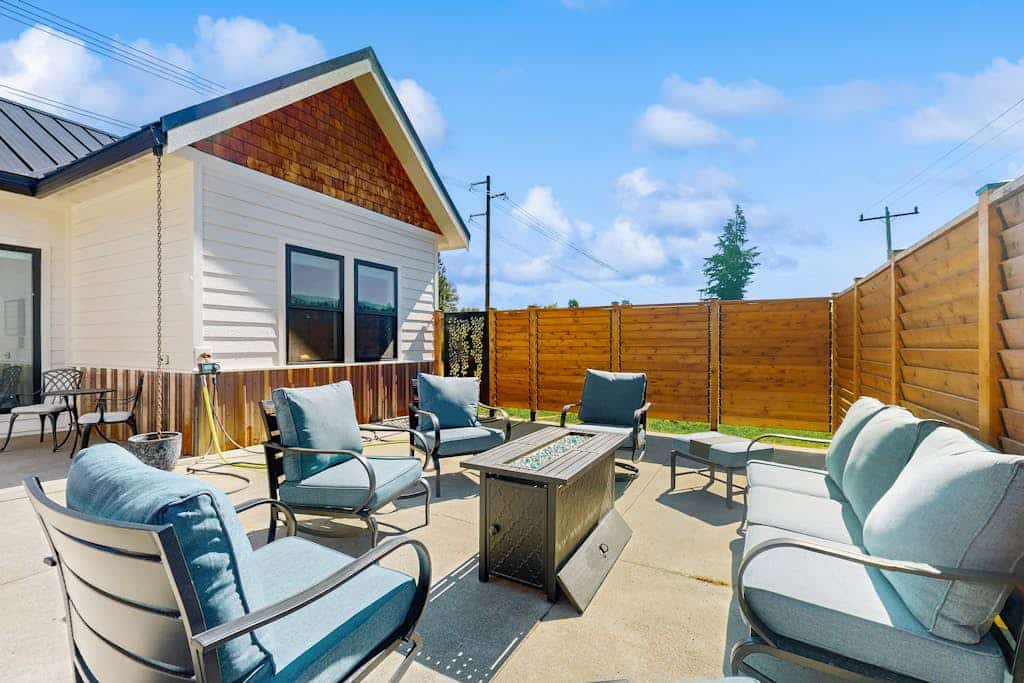 Charming new-build mountain retreat with panoramic views, gas fire table, trails