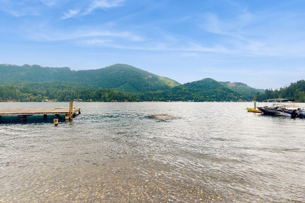 Cozy Lakefront Cabin on Lake Sutherland – A Peaceful Lakefront Getaway