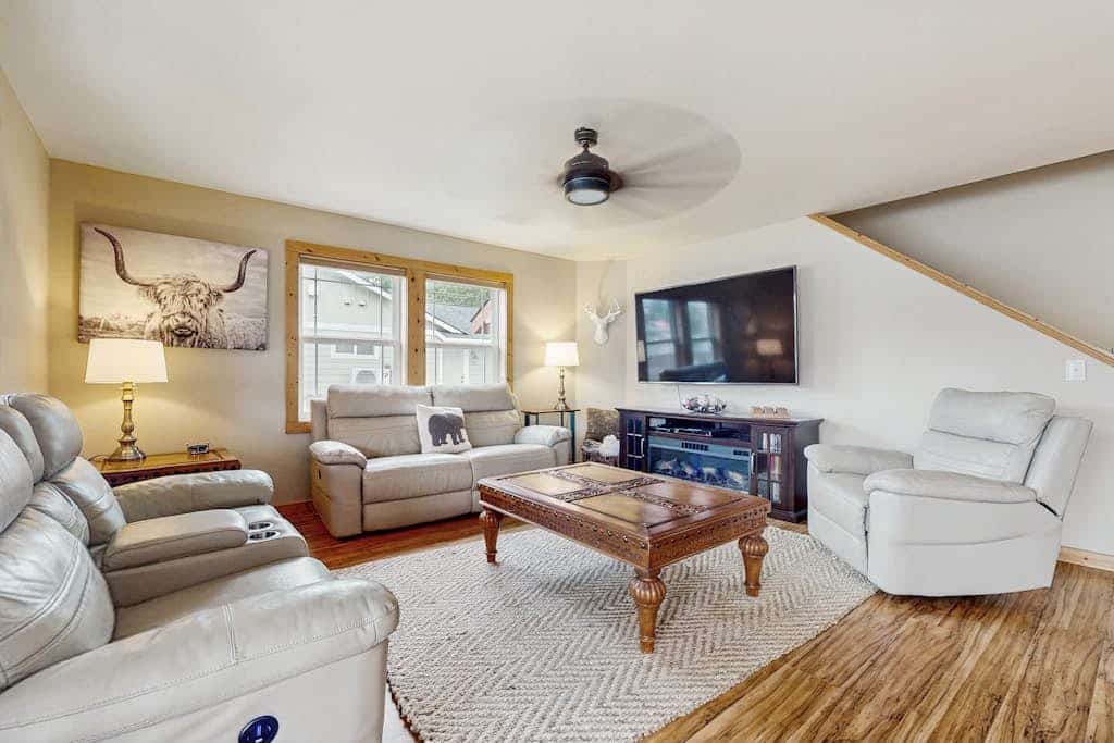 Lakefront home with kayaks and paddle boat, full kitchen and private BBQ