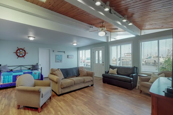 Bayfront guest house - amazing view of Westport Marina, near Float 3 & museum