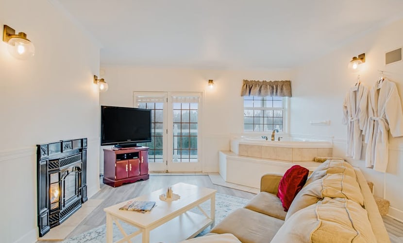 Lovely suite close to beach with dune and dunegrass views at oceanfront inn
