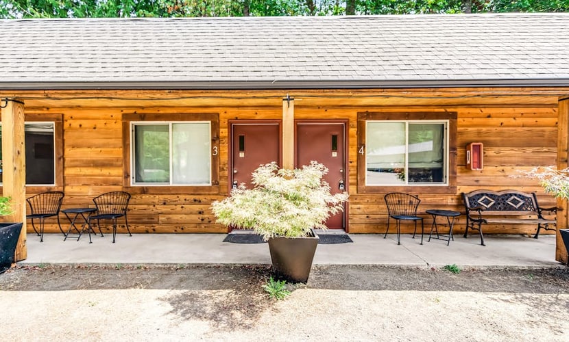Fantastic dog-friendly retreat with 8 suites, fast WiFi & lush grounds
