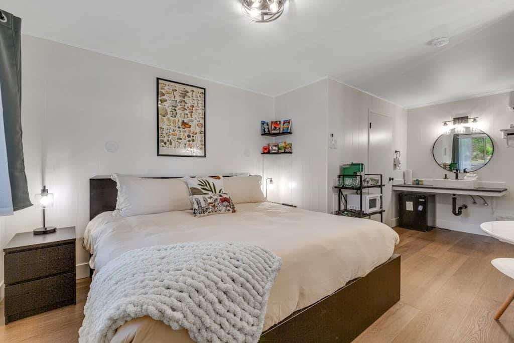 Fantastic dog-friendly retreat with 8 suites, fast WiFi & lush grounds