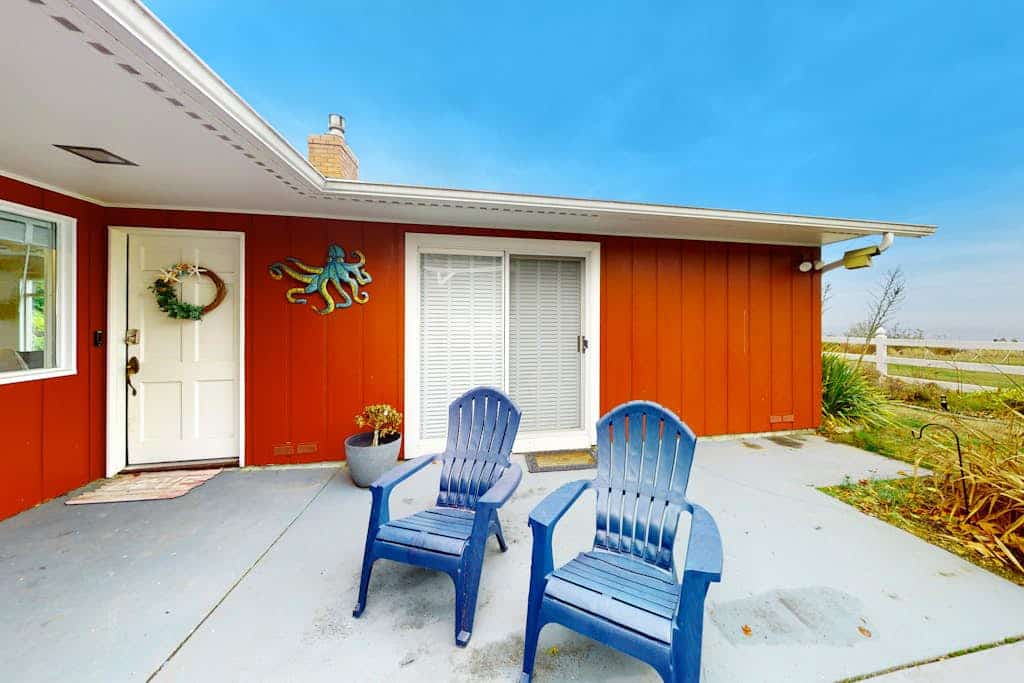 Oceanfront, bluff-top home with Ediz Hook view, prime location, fireplace