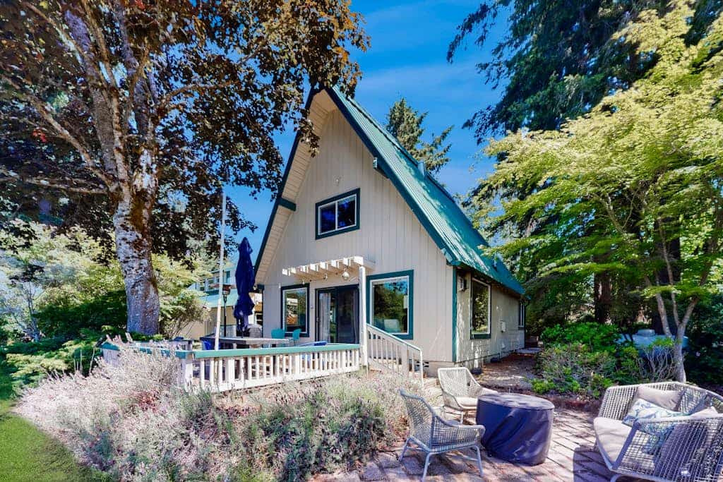Family-friendly lakefront escape with outdoor dining, gas grill, kayaks and W/D
