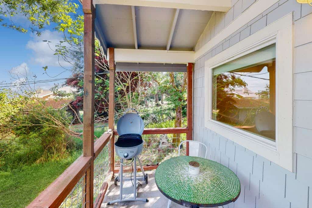 Waterfront couples getaway with patio, gas fireplace, full kitchen and Wifi