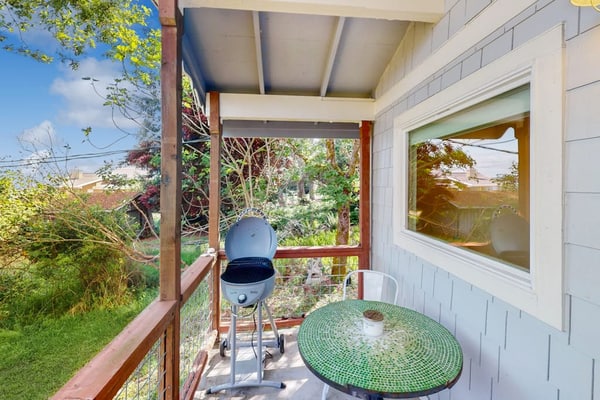 Waterfront couples getaway with patio, gas fireplace, full kitchen and Wifi