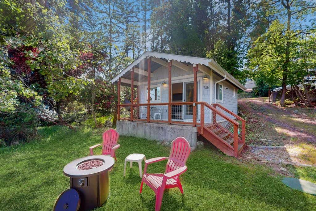 Waterfront couples getaway with patio, gas fireplace, full kitchen and Wifi