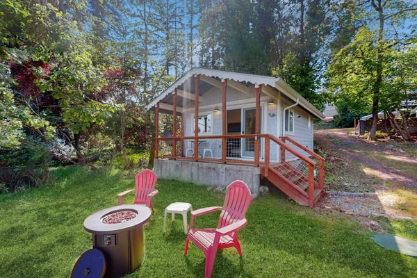 Waterfront couples getaway with patio, gas fireplace, full kitchen and Wifi