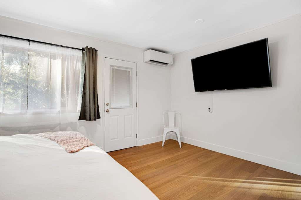 Dog-friendly studio with fast WiFi & great location near hiking & forest