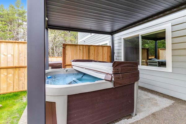 Modern townhome with enclosed yard, private hot tub, & WiFi - dogs welcome