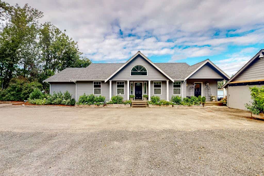 Waterfront home with 115' of private beach, 4 kayaks, firepit & stunning views