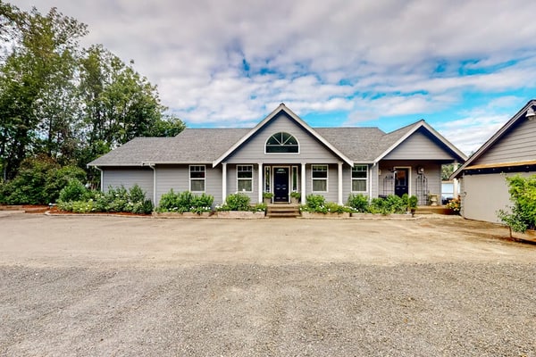 Waterfront home with 115' of private beach, 4 kayaks, firepit & stunning views