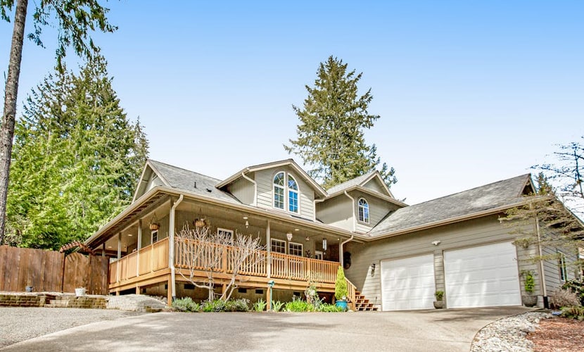 Fairway-view home with deck, grill, central AC, game room, Ping-Pong, & WiFi
