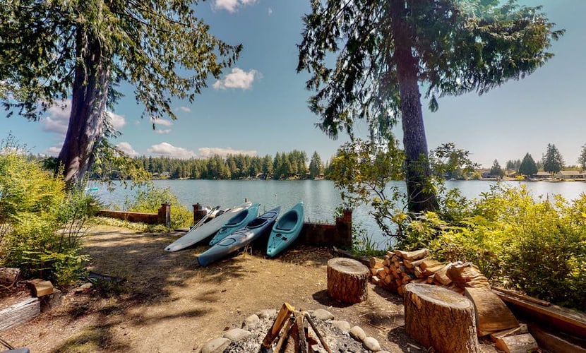 Lakefront retreat with hot tub, private dock and stunning water views